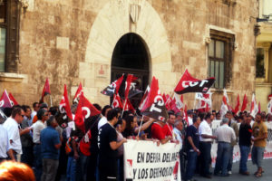 Trabajadores de Ford en paro y representantes de CGT, CCOO y STM se concentran ante la generalitat valenciana para protestar por la aprobación injustificable del último ERE
