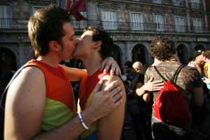 Galería : 17 de mayo, Día Internacional Contra la Homofobia. Besada LGTB en la Plaza Mayor de Madrid