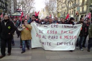Los Mossos liberan un trabajador que se había encadenado a la puerta de Estampaciones Sabadell