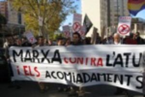 Barcelona : Más de 400 trabajadores y trabajadoras participan en la Marcha contra el Paro y los Despidos
