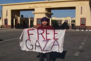 Miembros de la delegación española se plantan en la frontera de Rafah para reclamar la libertad de Gaza