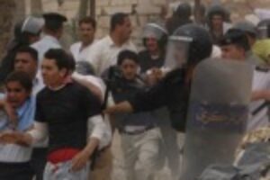 Docenas de personas resultaron heridas mientras Egipto bloquea convoy de ayuda a Gaza