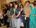 Tarragona : Una treintena de personas se encadenan en el Juan XXIII contra la bolsa de trabajo