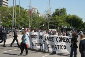 Rompamos el Silencio : 20 militantes entubados cortan el Paseo de la Castellana a la altura de Colón