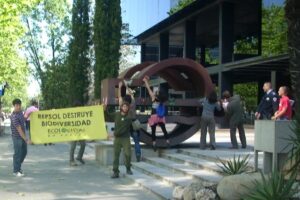 Protesta contra Repsol YPF por destruir la Biodiversidad
