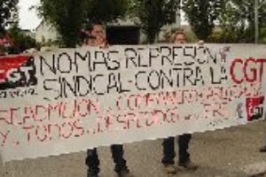 Valencia : Concentraciones en Unipost por la readmisión de Carlos Javier