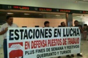 Protesta por la falta de personal y las largas colas en la estación de Adif de Málaga