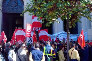 [Fotos y video] Concentración en Valencia contra el ´apagón postal´ de Correos (18 nov)