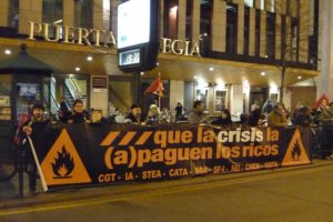 Cadena de pancartas «Que los ricos paguen la crisis» (Zaragoza 24 nov)