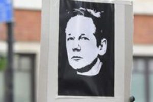Se le niega libertad bajo fianza a Assange, quien permanecerá preso en Londres