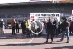 Unas 200 personas se concentran en Madrid-Barajas contra la privatización de AENA