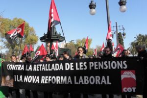 CGT manifiesta ante la sede del PSPV su oposición al pensionazo y a la reforma laboral