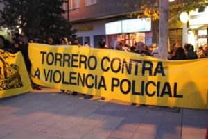 Zaragoza : El barrio de Torrero desaloja pacíficamente a la Policía y reokupa el CSO Kike Mur