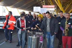Cacerolada contra la privatización de Aena en la T4 de Barajas (23 feb)