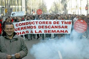 Condenan a TMB a pagar casi medio millón de euros a 670 conductores de autobús