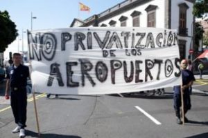 Un mes «Acampados en la T4» contra la privatización de Aena.