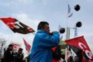 Concentración en Iveco Valladolid para denunciar la política anti-personal de la empresa