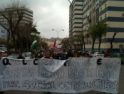 Un centenar de personas recorren los barrios de Cádiz contra la crisis