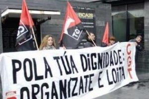 Concentración en protesta polos despidos de 4 representantes sindicais da CGT en Sykes – A Coruña