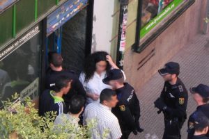 La policía irrumpe ilegalmente en la Asociación Marroquí de Derechos Humanos de Madrid en busca de un hombre «negro»