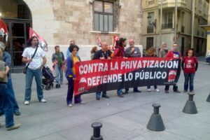 CGT se concentra contra la corrupción, el recorte de derechos sociales y las privatizaciones en Valencia