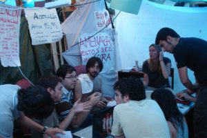 La actividad continúa en el Campamento de Puerta del Sol tras el día electoral