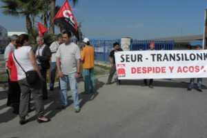 CGT visibiliza ante la sede de SEUR en Paterna la denuncia de las políticas laborales de la empresa