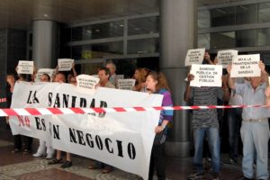 Concentración en Zaragoza contra la privatización de la sanidad pública