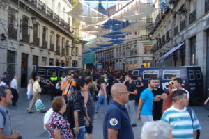 Miles de personas se manifiestan por el centro de Madrid contra el desalojo de AcampadaSoL