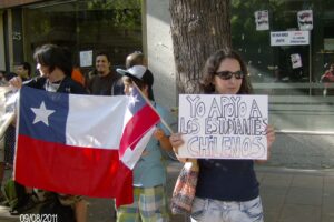 Concentración ante la Embajada de Chile en Madrid de chilenos en España en apoyo a la lucha de estudiantes y profesores