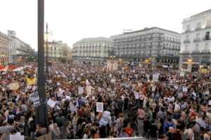 Miles de manifestantes le dicen al Papa en Madrid «No con mi dinero»