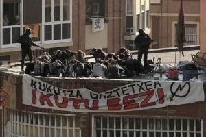 Violento desalojo del histórico ‘gaztetxe’ Kukutza, en Rekalde, Bilbao