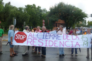 Manifestación contra el cierre de la residencia pública de Montequinto (Sevilla)