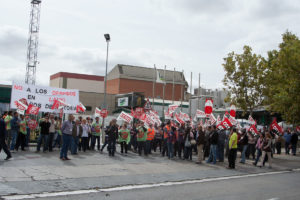 Concentración contra la reducción de plantilla en Lauki (Valladolid)