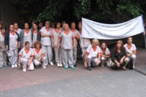 Trabajadores de la limpieza del Clínico protestan por el retraso de sus nóminas