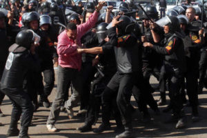 Protestas, represión, muertes y dimisión del gobierno egipcio
