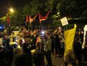 Miembros de CGT e ‘indignados’ protestan ante el pabellón donde Rajoy abre campaña