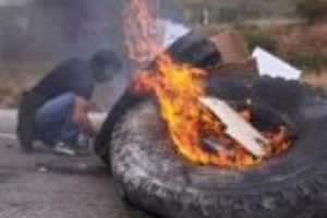 Mineros incendian una barricada en la autovía que une León con Asturias