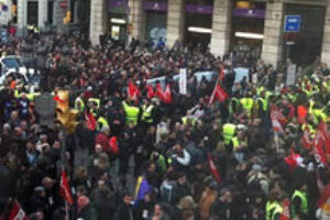 Miles de empleados públicos se manifiestan en Barcelona contra los recortes del Gobierno