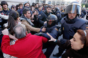 Videos: La Policía vuelve a cargar contra los estudiantes en Valencia