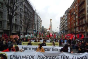 Movilización multitudinaria en Bilbo contra los recortes