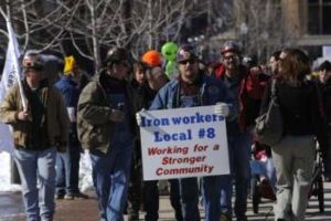 Miles de personas protestan mientras en Indiana se promulga la ley antisindical de «derecho al trabajo»