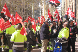 Trabajadores de la limpieza de FCC se manifiestan en Valencia contra los recortes