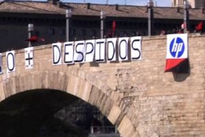 CGT cuelga a HP del puente por los despidos