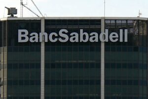 Concentración en la sede del Banco Sabadell en Barcelona por el empleo en la CAM