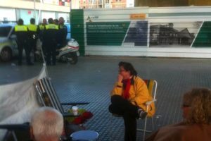 La policía municipal impide el montaje de tiendas a lxs huelguistas de Vialia Málaga
