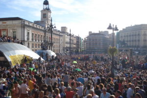 Celebración multitudinaria del aniversario del 15M madrileño en la Puerta del Sol