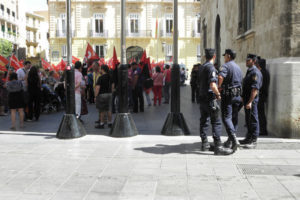 Concentración de los trabajadores de RTVV y Servicios Sociales frente a la Generalitat