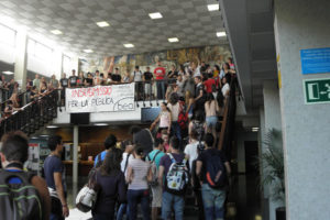 Protesta en el claustro de la Universidad de Valencia contra la subida de tasas