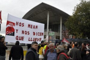 Protesta en Valencia contra directivos de empresa y la clase política